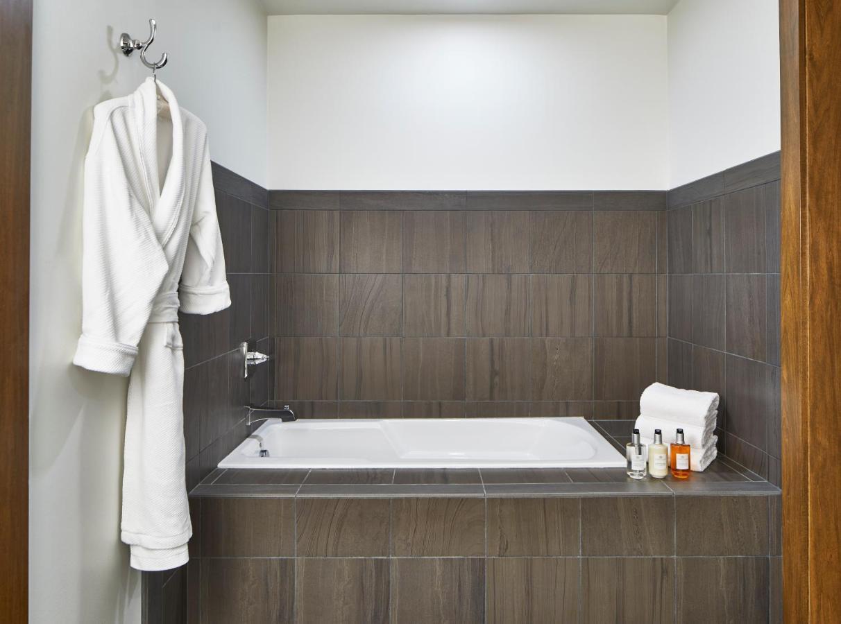 The Hotel Landing Wayzata Екстериор снимка